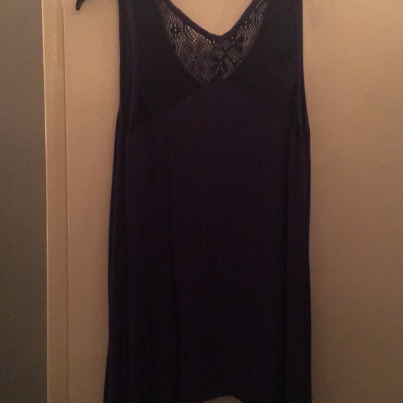 Tank top with a minimal amount of lace in the back - Picture 2 of 2